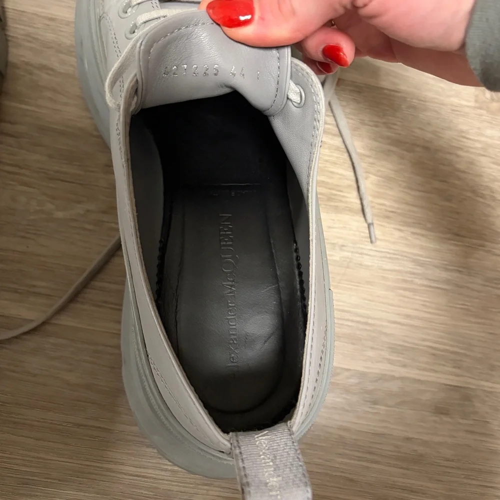 Alexander McQueen Tread Slick Low Top Sneaker - Picture 7 of 7